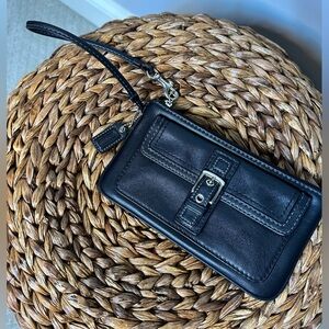 Vintage Coach SoHo black leather wristlet buckle front pocket